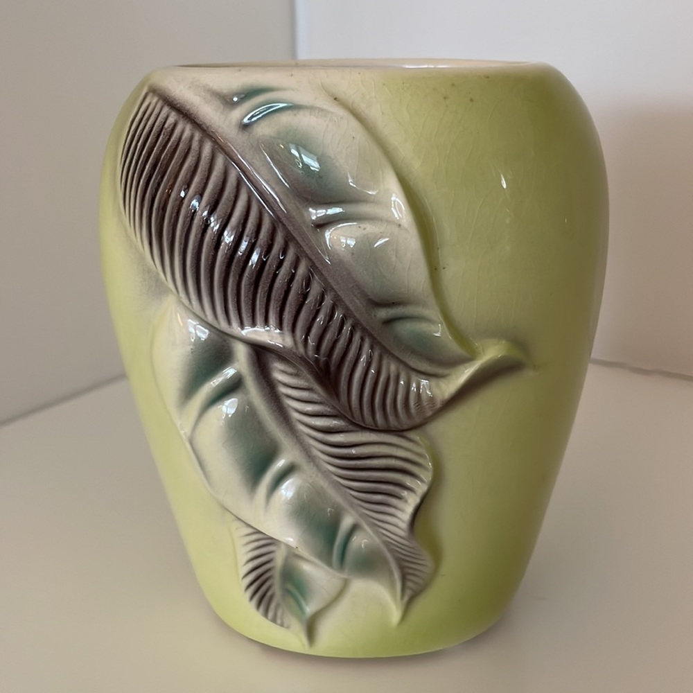 Vintage Royal Copley, MCM chartreuse vase with leaf detail. Excellent condition! - Picture 7 of 11